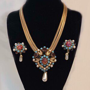 Very Vintage Necklace! Very pretty, Very unique!